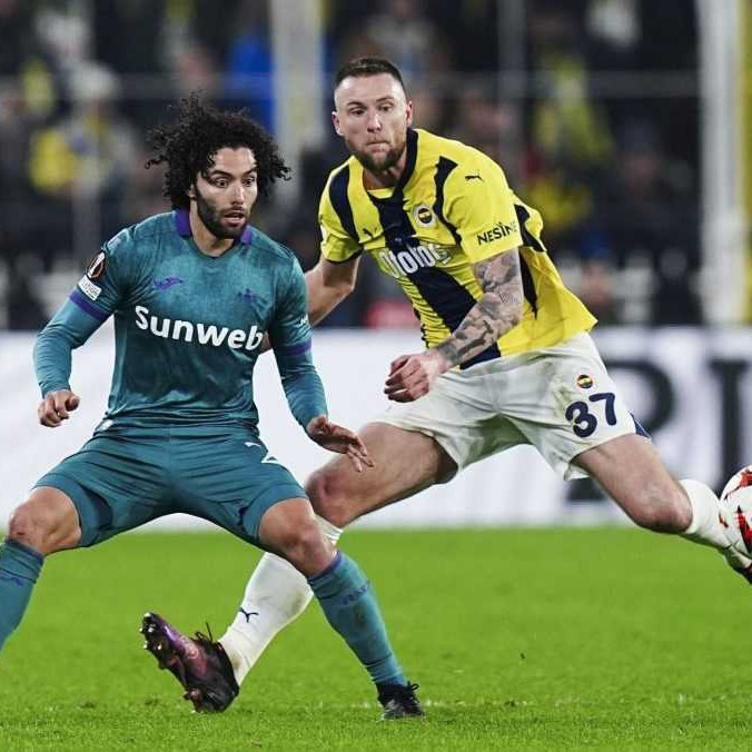Slovenský futbalista v drese Fenerbahce Milan Škriniar (vpravo) a hráč Anderlechtu César Huerta.