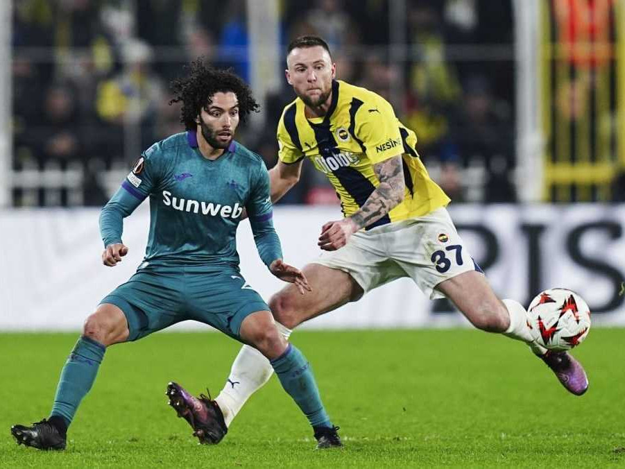 Slovenský futbalista v drese Fenerbahce Milan Škriniar (vpravo) a hráč Anderlechtu César Huerta.