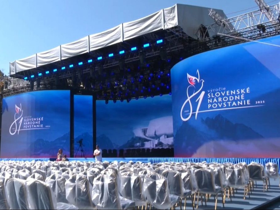 Na snímke pódium počas príprav na oslavy SNP.