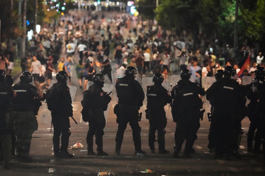 SrbskÃƒÂ­ policajti poÃ„Âas protivlÃƒÂ¡dnych protestov.