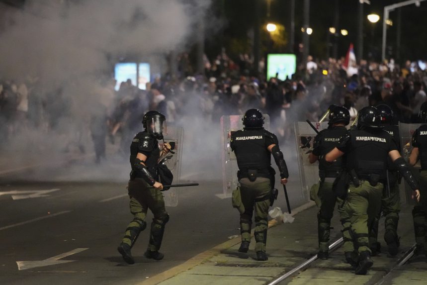 Demonštranti počas protivládnych protestov, v popredí policajti.