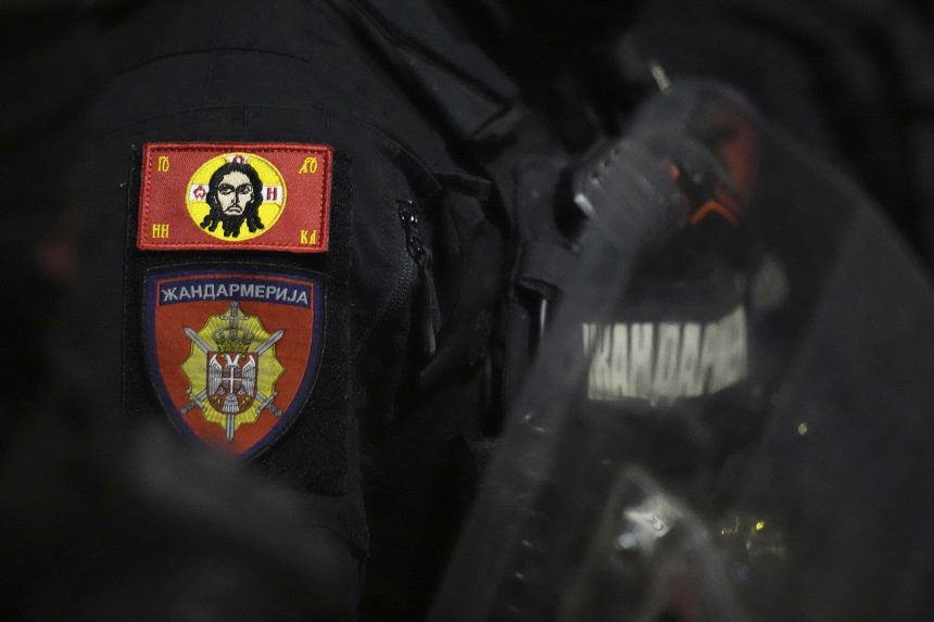 Srbskí policajti počas protivládnych protestov.