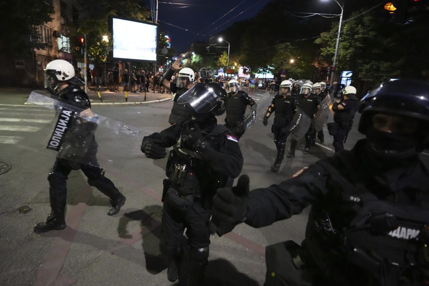 SrbskÃƒÂ­ policajti poÃ„Âas protivlÃƒÂ¡dnych protestov.