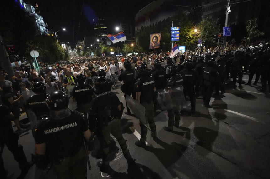 SrbskÃƒÂ­ policajti poÃ„Âas protivlÃƒÂ¡dnych protestov.