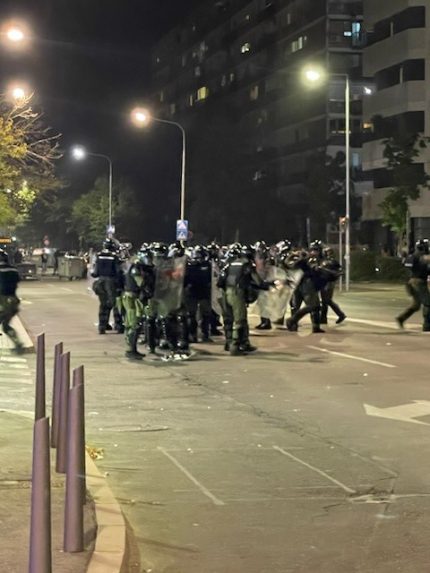 Na snímke polícia počas protestov v Srbsku.