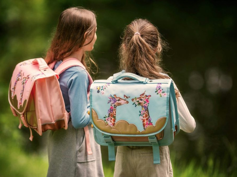 Ilustračná snímka detí so školskými aktovkami.