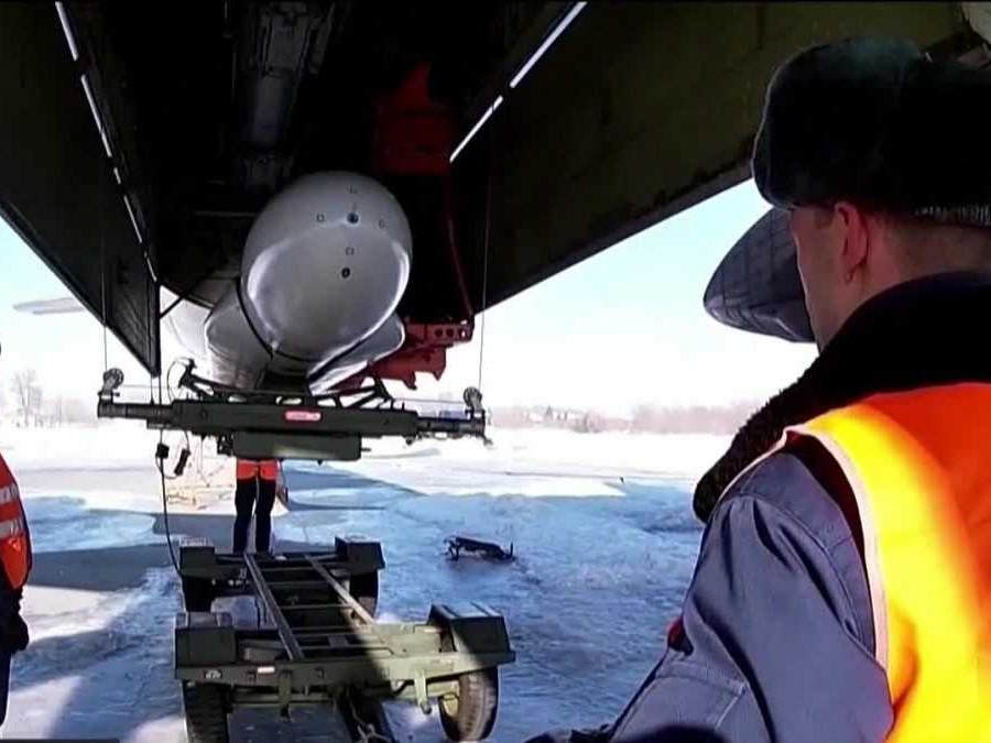 letecký personál pri lietadle