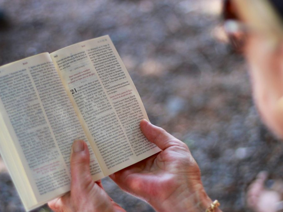 Staršia žena číta knihu.