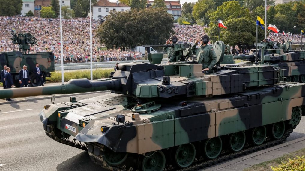 tank počas vojenskej prehliadky