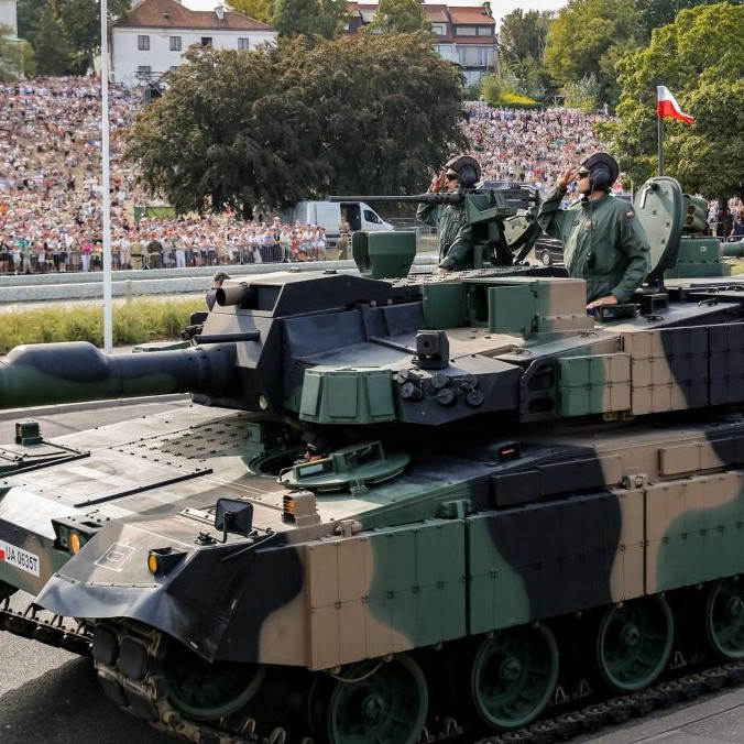 tank počas vojenskej prehliadky