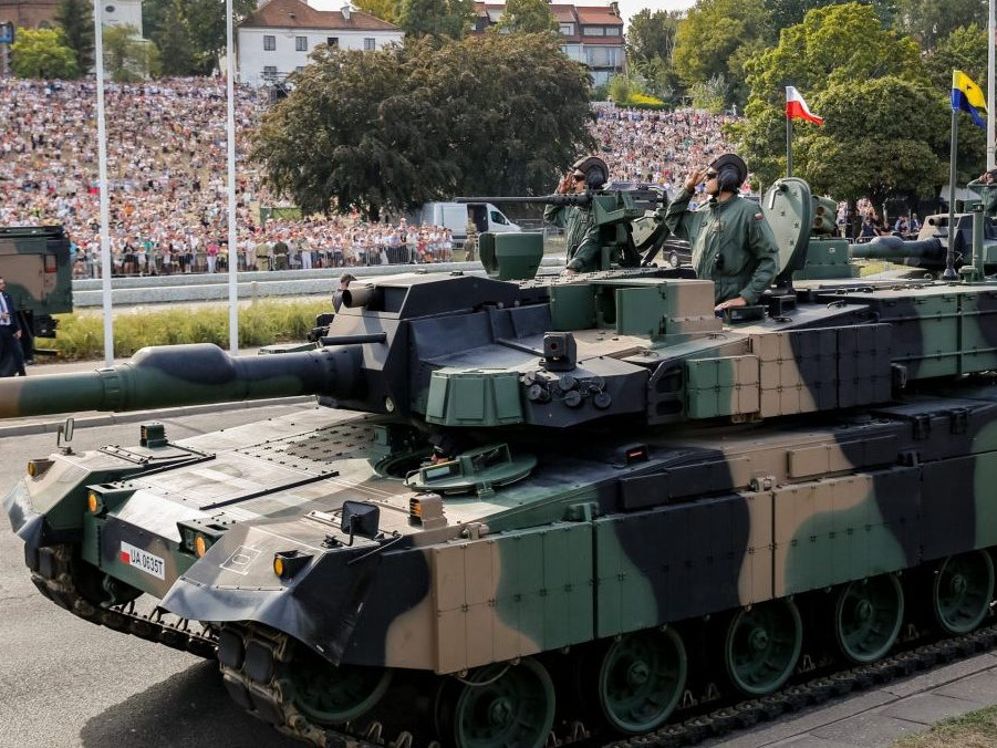 tank počas vojenskej prehliadky