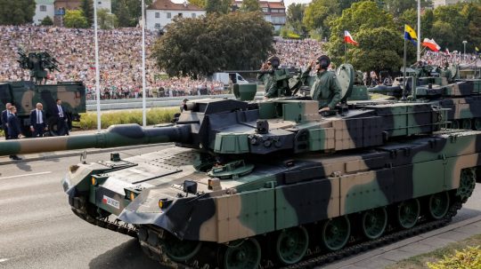 tank počas vojenskej prehliadky