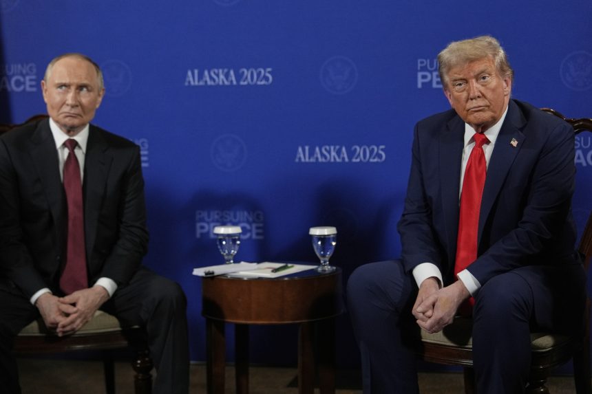 Na snímke Trump a Putin na začiatku samitu.