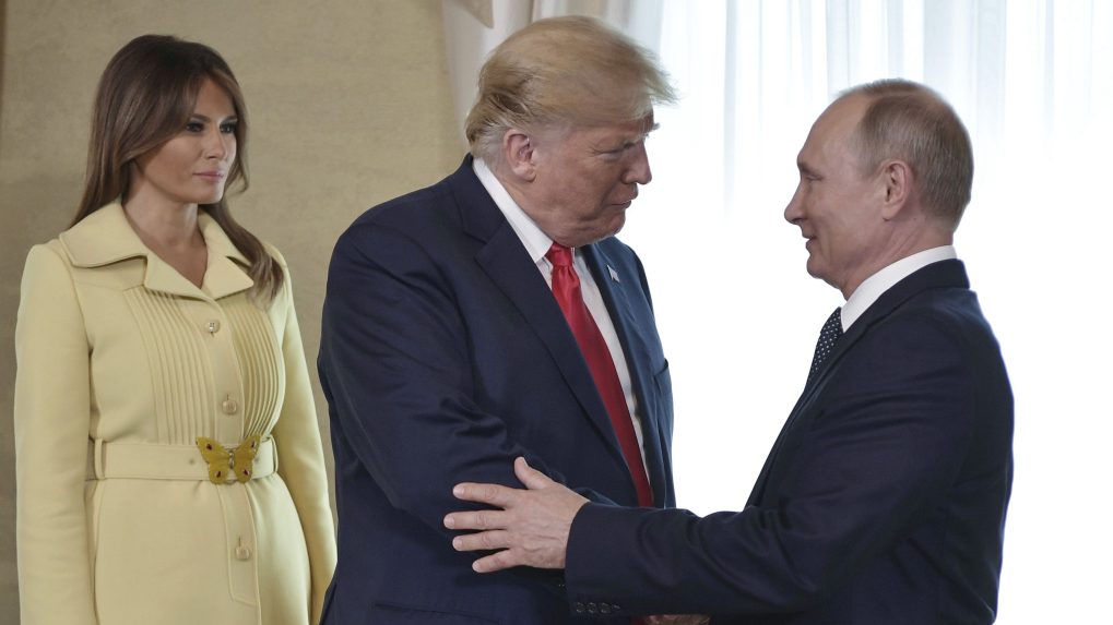 Archívna sníma Donalda Trumpa, Vladimira Putina a Melanie Trumpovej.