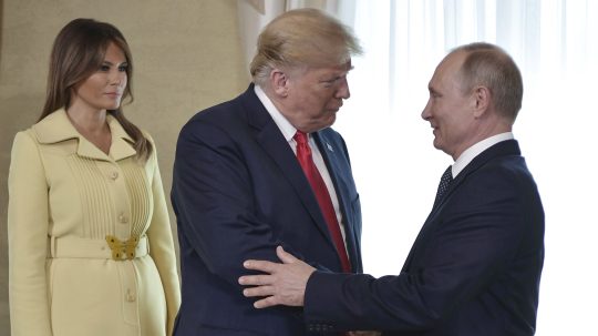 Archívna sníma Donalda Trumpa, Vladimira Putina a Melanie Trumpovej.
