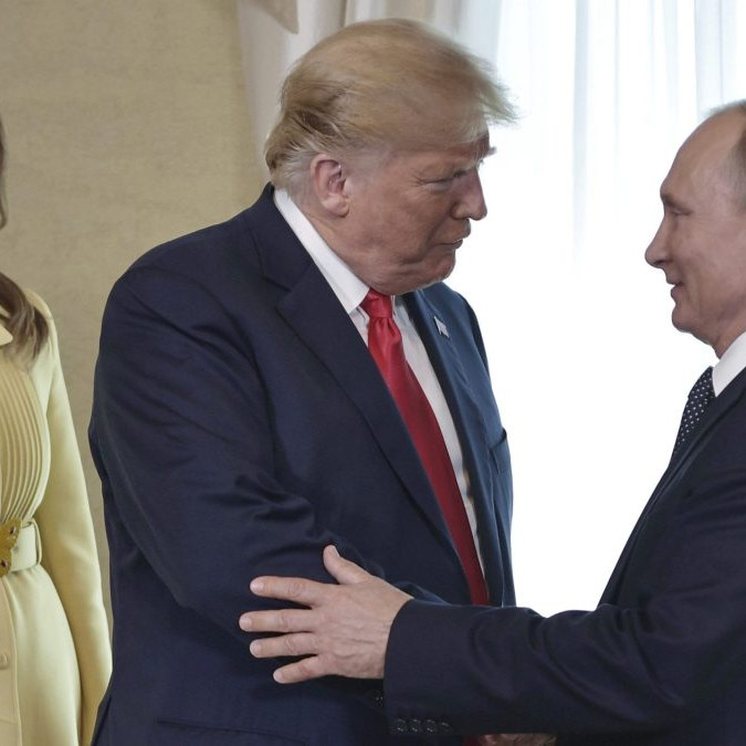 Archívna sníma Donalda Trumpa, Vladimira Putina a Melanie Trumpovej.
