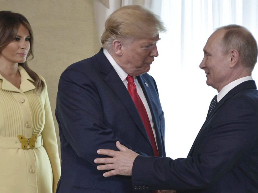 Archívna sníma Donalda Trumpa, Vladimira Putina a Melanie Trumpovej.