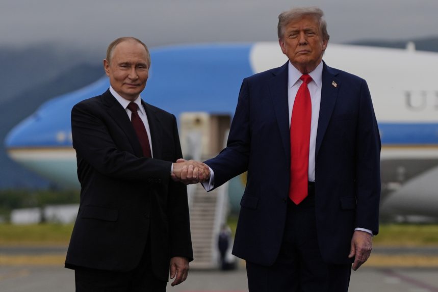 Na snímke Putin a Trump si podávajú ruky a pózujú fotografom.