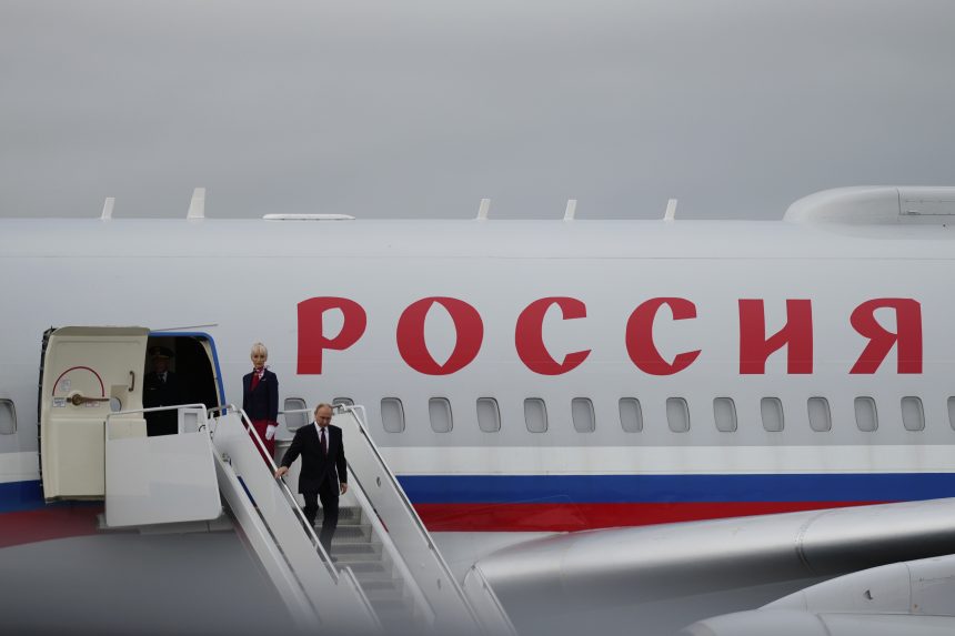 Na snÃƒÂ­mke Vladimir Putin vychÃƒÂ¡dza z lietadla.