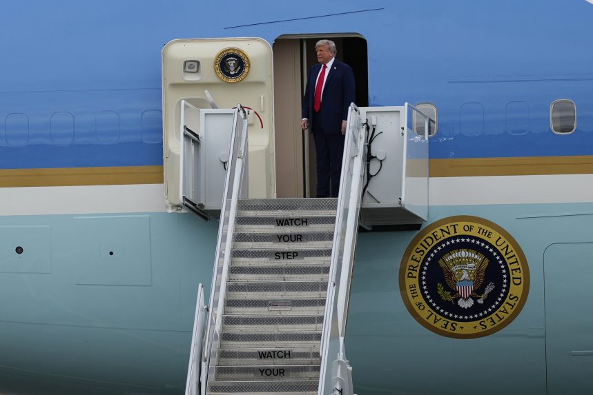 Na snÃƒÂ­mke americkÃƒÂ½ prezident Donald Trump vystupuje z lietadla na AljaÃ…Â¡ke.