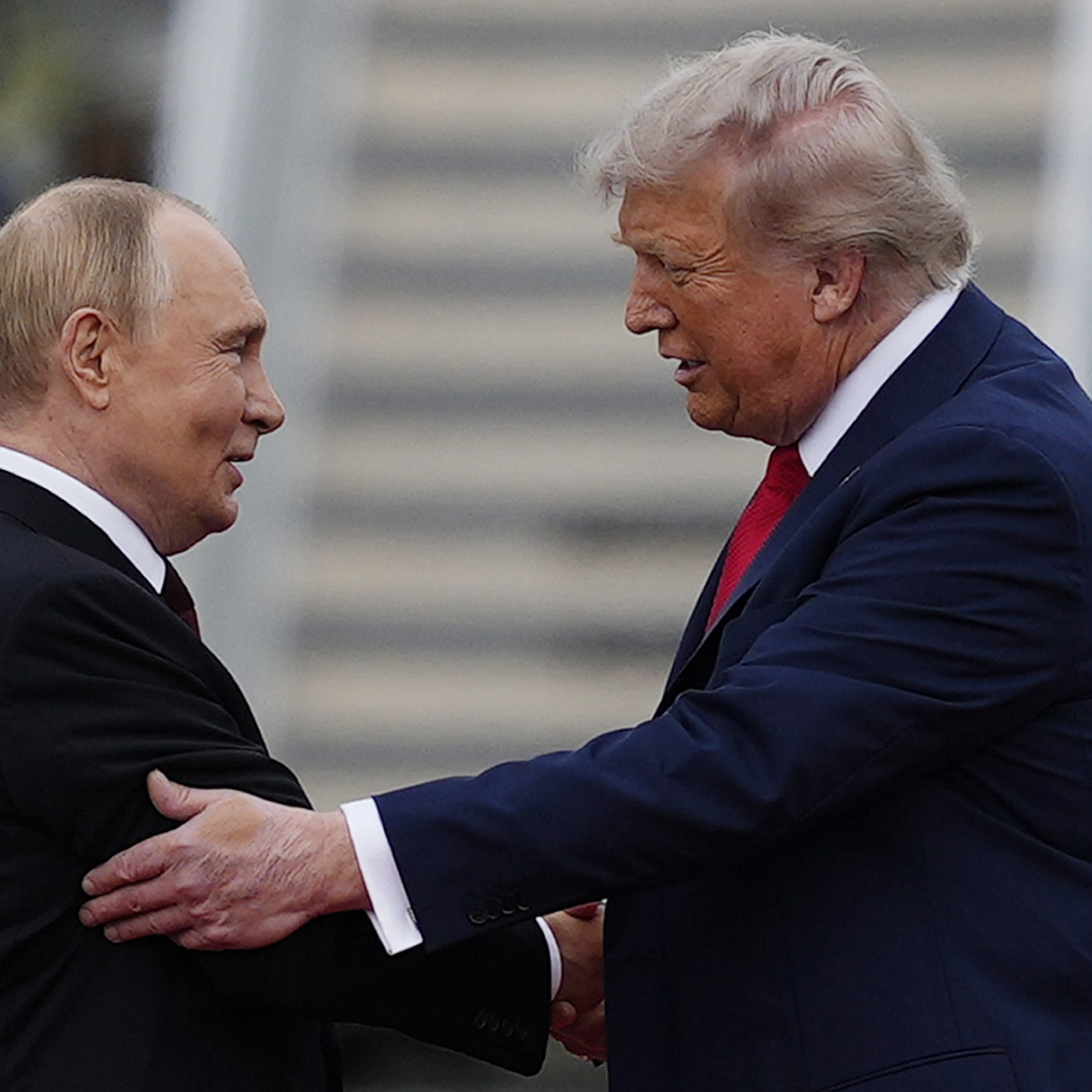 Na snímke Trump víta Putina.