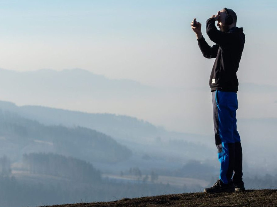 Na ilustračnej snímke turista.