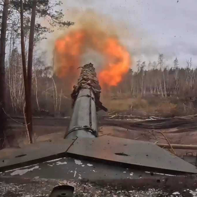 Na snímke ruský tank T90M Proryv pái na ukrajinské pozície na bližšie nešpecifikovanom mieste.