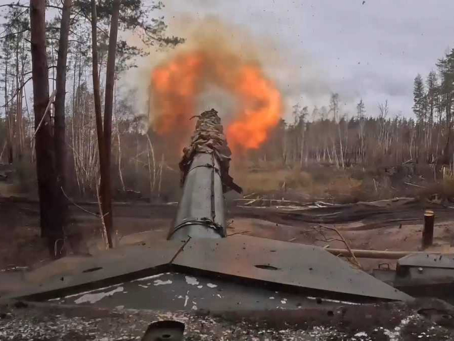 Na snímke ruský tank T90M Proryv pái na ukrajinské pozície na bližšie nešpecifikovanom mieste.