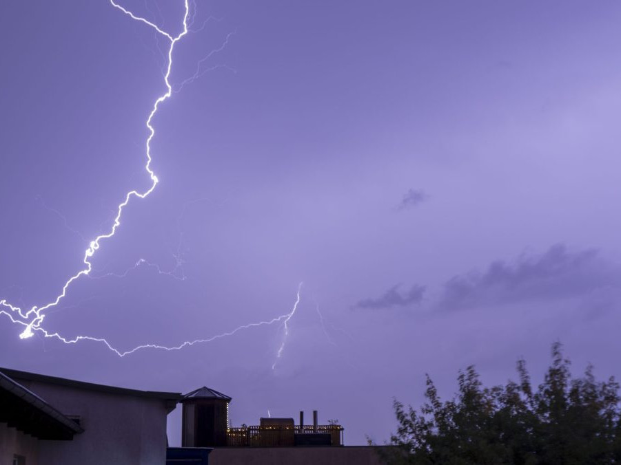 Blesk na oblohe počas búrky.