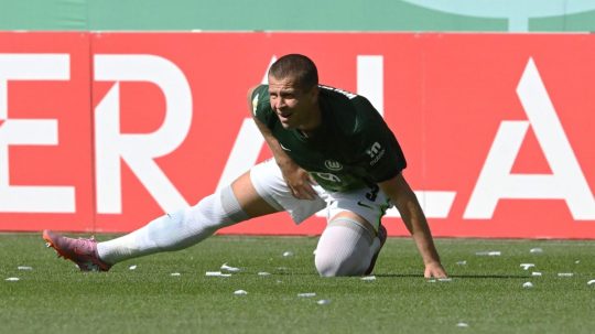 Zranený slovenský futbalový reprezentant Denis Vavro.