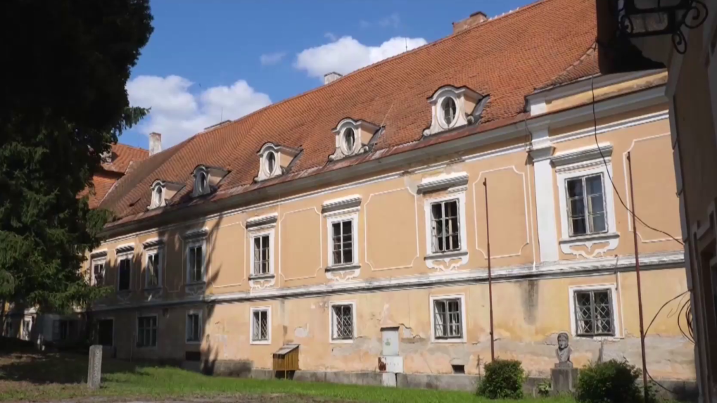 Barokový kaštieľ vo Veľkých Levároch chátra.