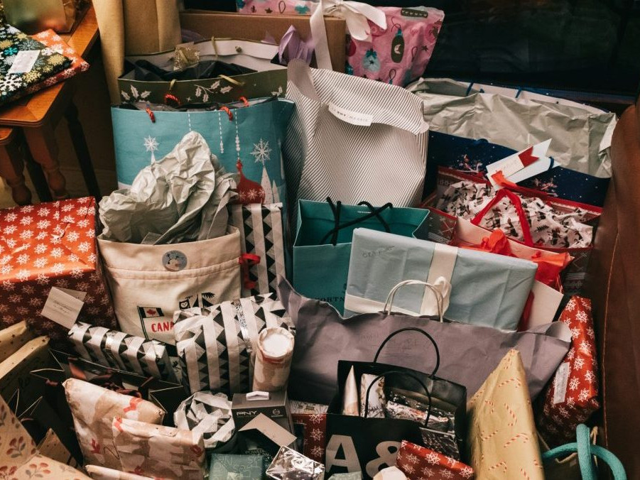 Na ilustračnej snímke veľké množstvo vianočných darčekov.