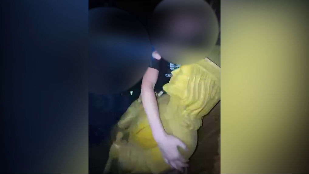 Vandali po soche svätca skákali, kopali do nej a fackali ju.