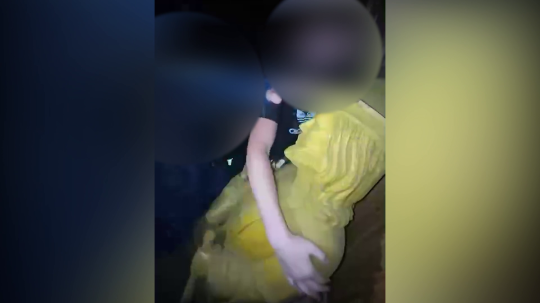 Vandali po soche svätca skákali, kopali do nej a fackali ju.