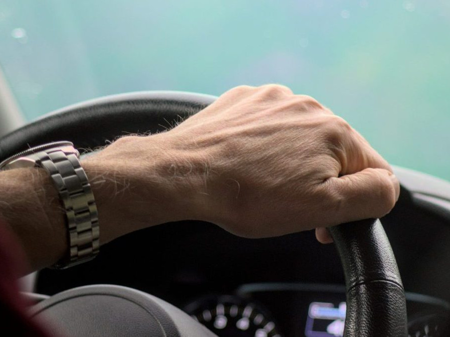 Na ilustračnej snímke ruka seniora na volante.