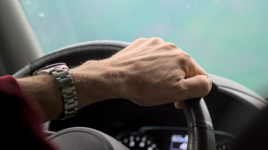 Na ilustračnej snímke ruka seniora na volante.