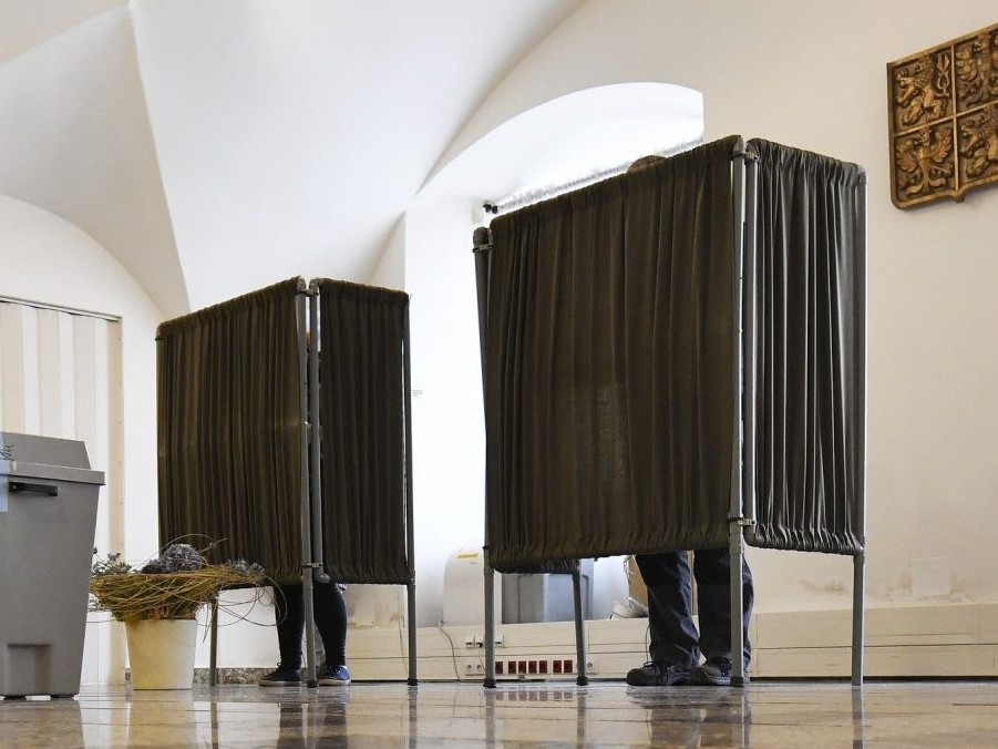 Osoby vo volebnej miestnosti.