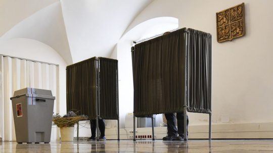 Osoby vo volebnej miestnosti.
