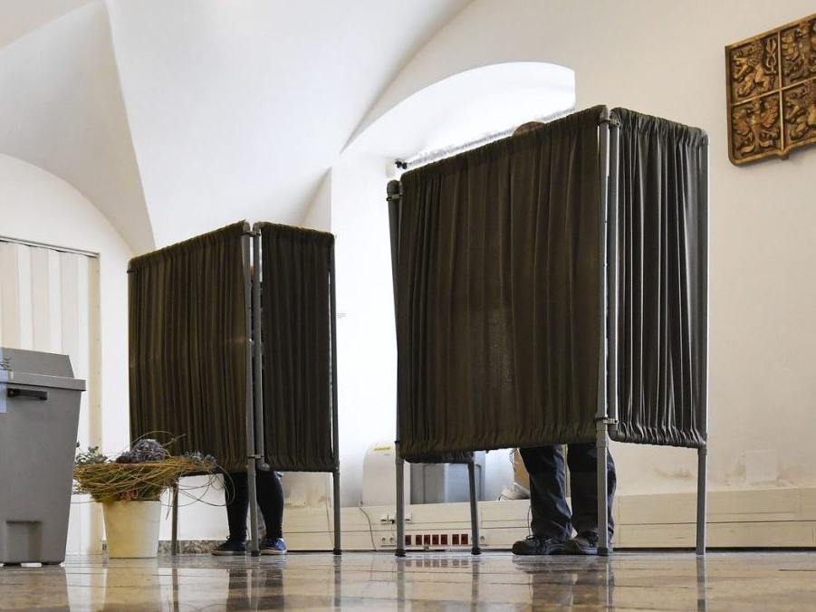 ľudia za plentou hlasujú vo voľbách