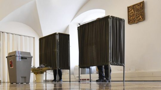 ľudia za plentou hlasujú vo voľbách