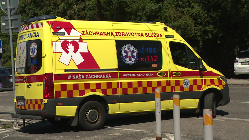 Na snímke je sanitka.