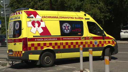 Na snímke je sanitka.