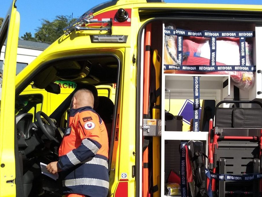 Na ilustračnej snímke záchranár pri záchranke.