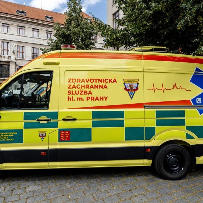 Na ilustračnej snímke záchranka v Prahe.