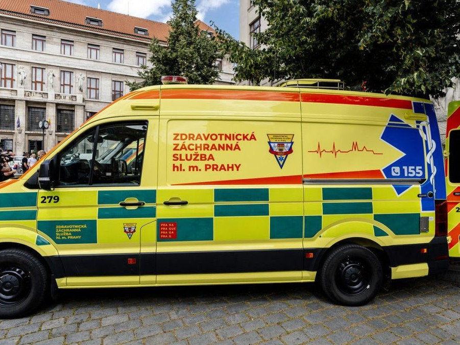 Na ilustračnej snímke záchranka v Prahe.