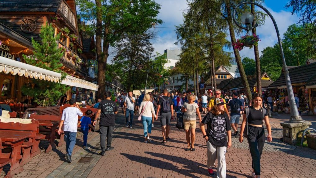 ľudia v centre Zakopaného