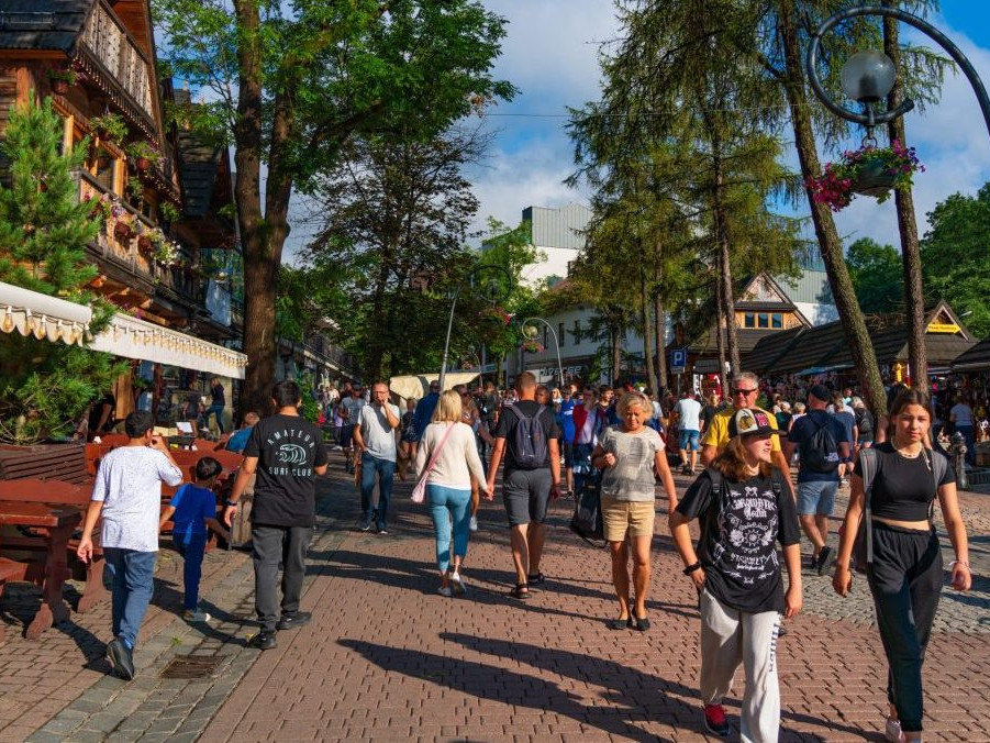 ľudia v centre Zakopaného