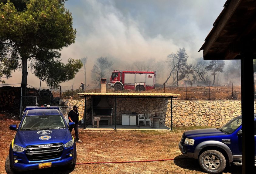 FOTO: Grécky ostrov Zakynthos zachvátil požiar. Vidieť ho aj z populárnej pláže, hotely evakuujú