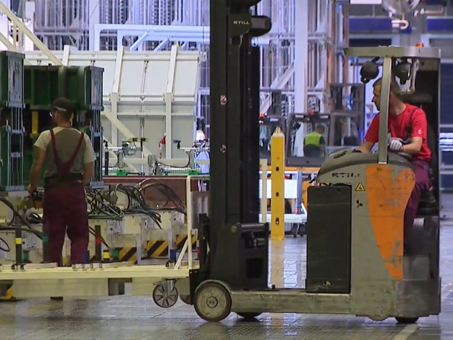 Na ilustračnej snímke zamestnanci v práci.