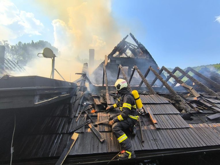 Na snÃƒÂ­mke hasiÃ„Â zasahuje pri poÃ…Â¾iari v ZÃƒÂ¡zrivej.